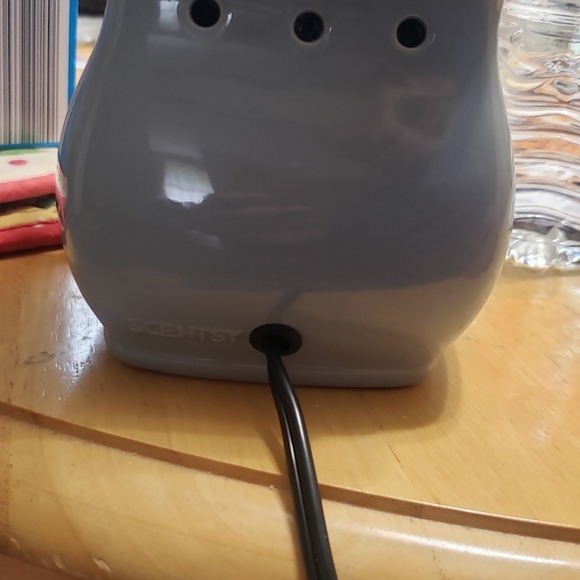 Gray scentsy warmer - Picture 3 of 4